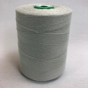 Spule mit Coats Dual Duty WR-Nähgarn in der Farbe Pearl Grey
