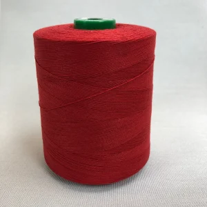 Spule mit Coats Dual Duty WR-Nähgarn in der Farbe Rot