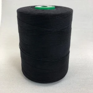 Spule mit Coats Dual Duty WR-Nähgarn in der Farbe Schwarz