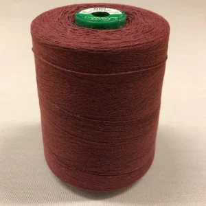 Spule mit Coats Dual Duty WR-Nähgarn in der Farbe Weinrot