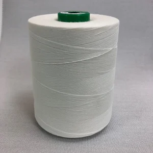 Spule mit Coats Dual Duty WR-Nähgarn in der Farbe Weiß