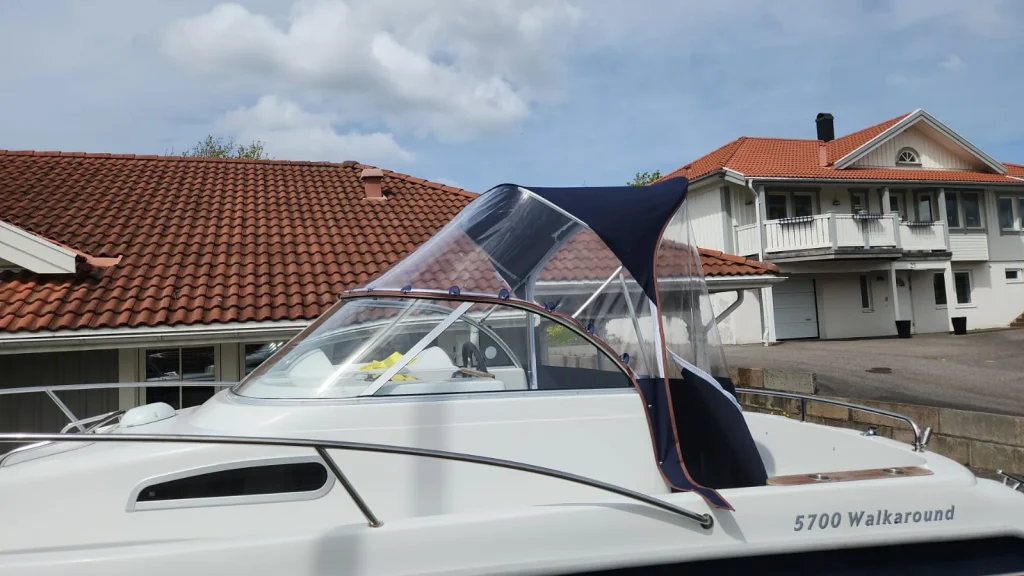 Finnmaster 5700 WA med nytt marinblått båtkapell, brunt kantband och stora kapellrutor.