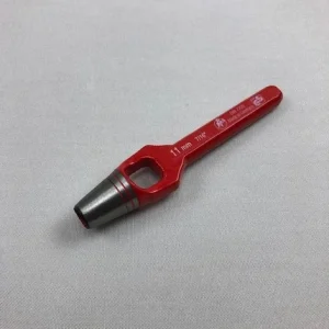 Pipe ronde à trou avec un tuyau rouge