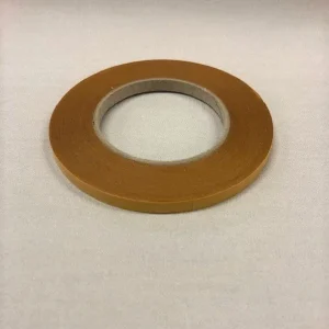 Rolle mit doppelseitigem Klebeband und braunem Schutzpapier