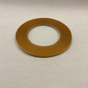 Schmales Kapellenklebeband auf einer Rolle mit braunem Schutzpapier