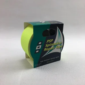 Rulle med fluorescerande gul PSP spinnakertejp bredvid produktförpackningen