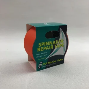 Rulle med orange PSP spinnakertejp bredvid produktförpackningen