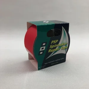 Rulle med röd PSP spinnakertejp bredvid produktförpackningen