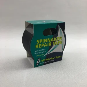 Rulle med svart PSP spinnakertejp bredvid produktförpackningen