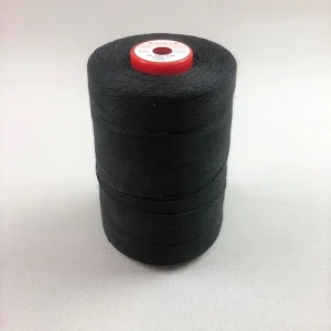 Spule mit schwarzem Rasant-Nähgarn