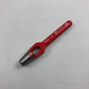 Pipe rouge à trou avec une ouverture ronde et tranchante