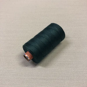 Kleine Spule mit grünem Saba 30-Kapellfaden