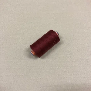 Spule mit dunkelrotem Saba 30-Kapellfaden, 300 Meter