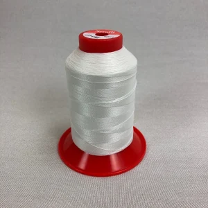 Spule mit weißem Serafil WR30-Polyesterfaden