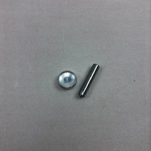 Piccolo utensile metallico con base rotonda e attacco per bottoni a pressione